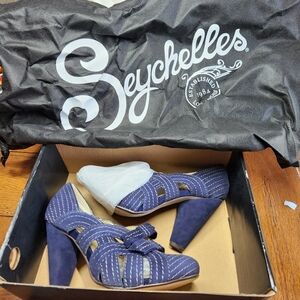 NWT Seychelles In With The New Navy Suede Retro Cutout Bow Heels  Size 7